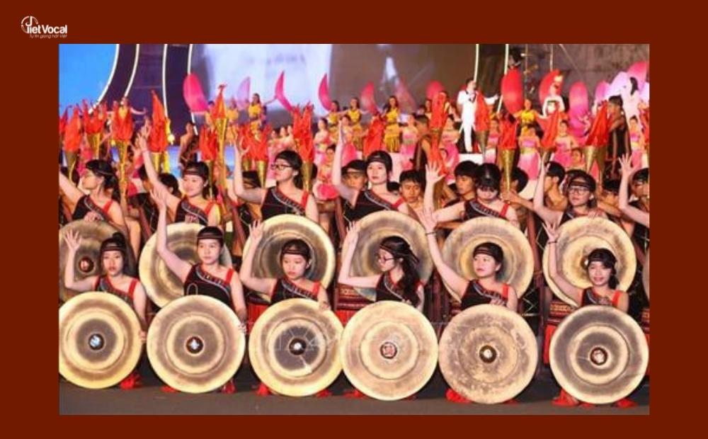Cồng chiêng là nhạc cụ thuộc bộ gõ và đã xuất hiện tại Việt Nam từ thời văn hóa đồng thau Đông Sơn.